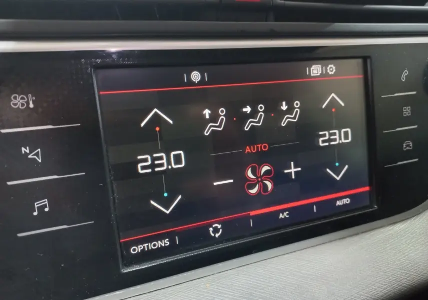 Écran tactile central du tableau de bord du Citroën Grand C4 Spacetourer noir, affichant la climatisation à 23°C.