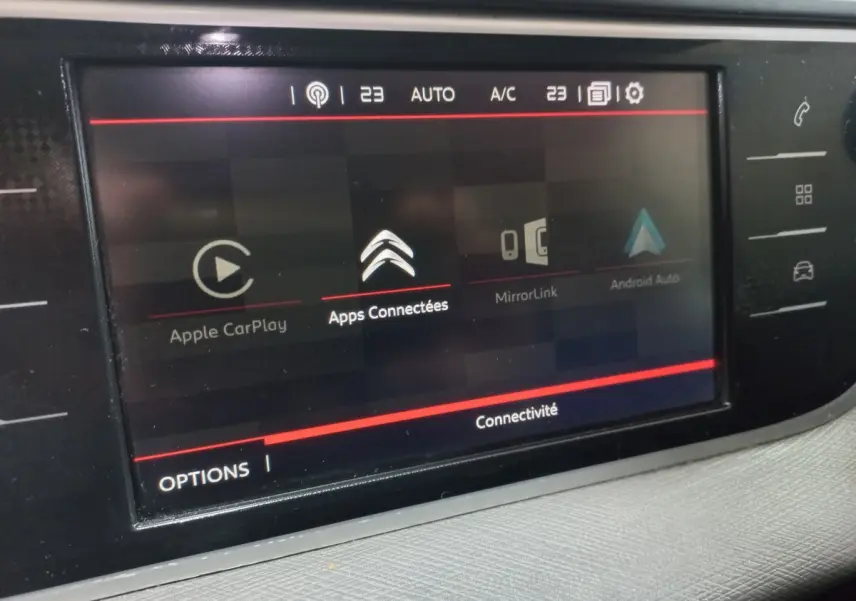 Écran tactile central du tableau de bord du Citroën Grand C4 Spacetourer noir, affichant les options de connectivité.
