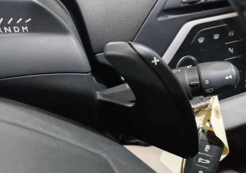 Gros plan sur la commande de palette de changement de vitesse côté droit dans l’habitacle noir du Citroën Grand C4 Spacetourer.