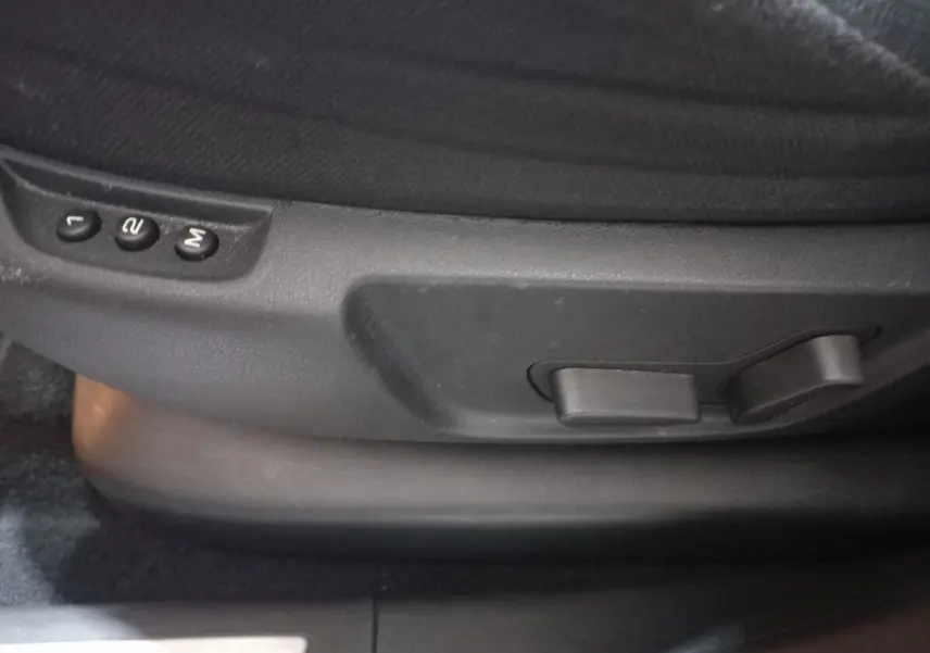 Gros plan sur les commandes de réglage électrique du siège avant noir du Citroën Grand C4 Spacetourer 2018.