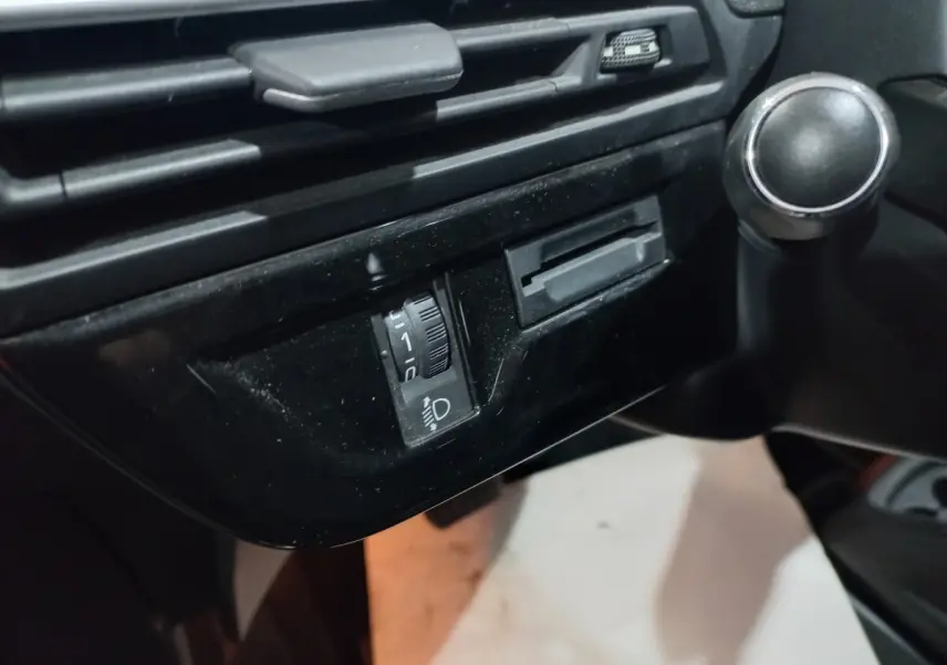Détail du tableau de bord noir côté gauche avec commande de réglage des phares sur Citroën Grand C4 Spacetourer 2018.