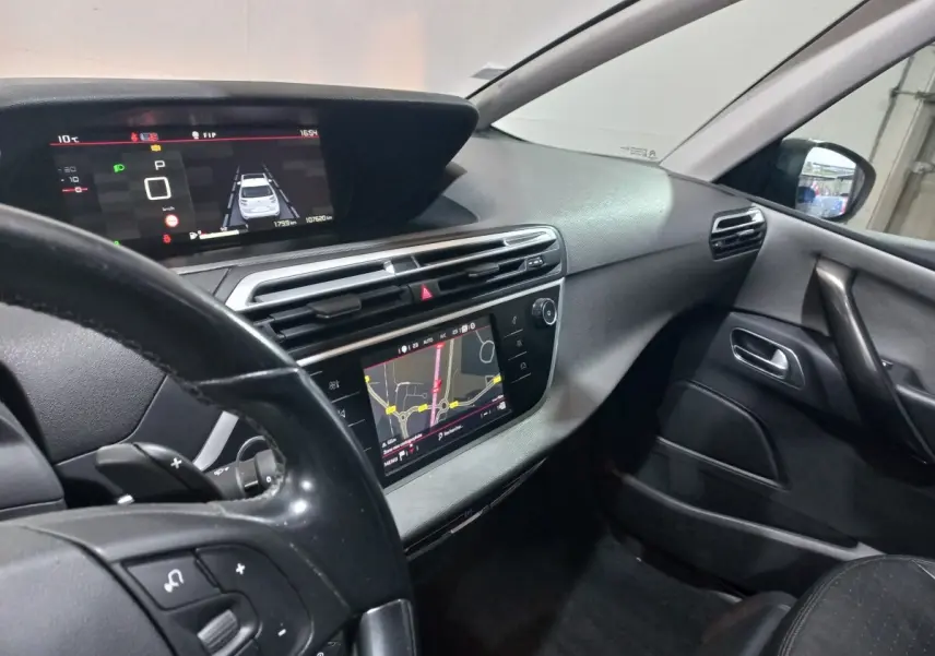 Vue intérieure côté conducteur du tableau de bord noir du Citroën Grand C4 Spacetourer avec écran tactile et affichage numérique.