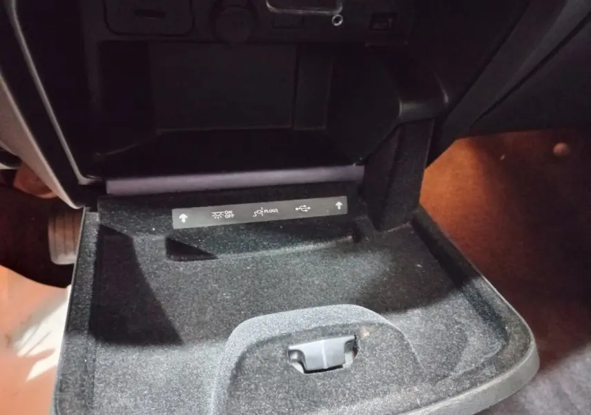 Intérieur du compartiment de rangement ouvert côté passager du Citroën Grand C4 Spacetourer noir, 2018.