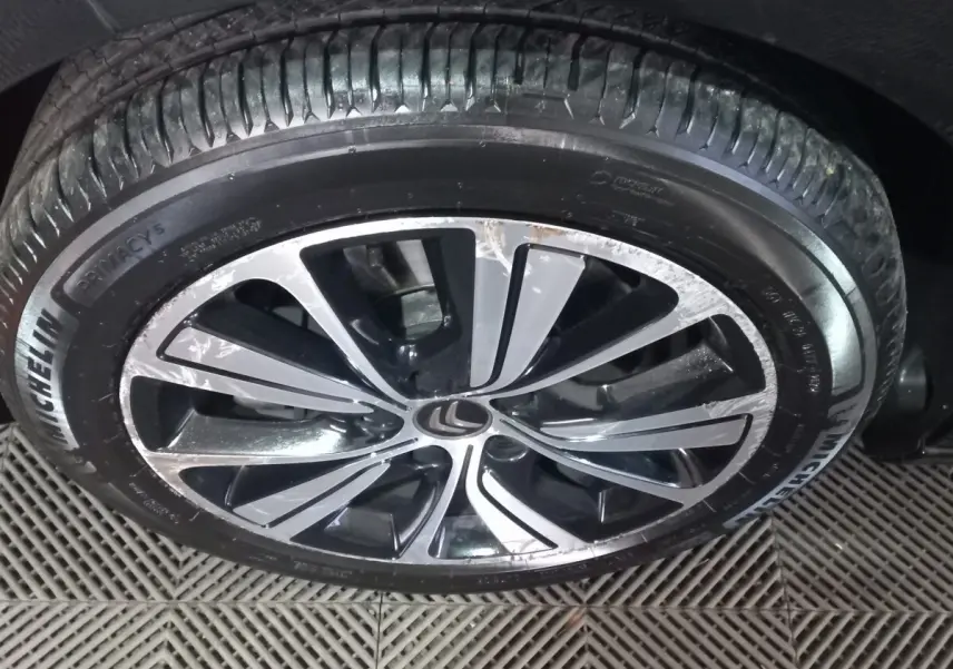 Gros plan sur la roue avant droite noire avec jante alliage bicolore du Citroën Grand C4 Spacetourer 2018.