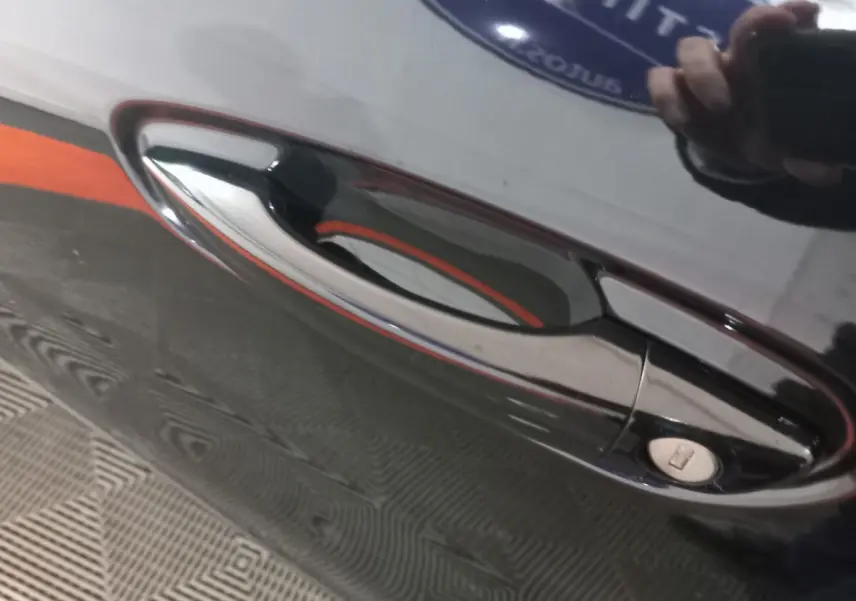 Poignée de porte côté droit noire brillante du Citroën Grand C4 Spacetourer 2018 avec serrure intégrée.