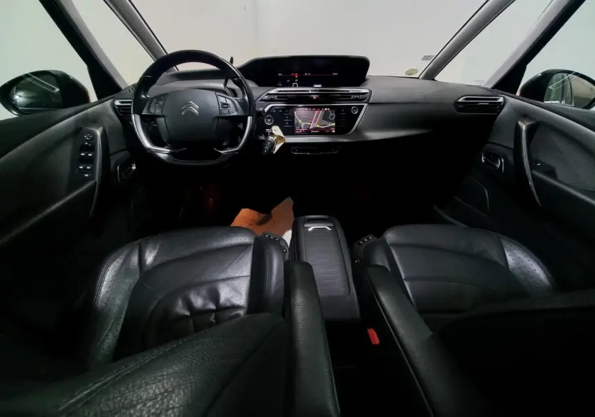 Vue intérieure avant du Citroën Grand C4 Spacetourer noir, avec tableau de bord digital et écran tactile central.