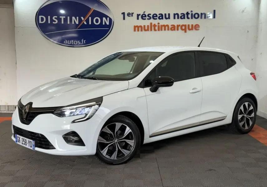Renault Clio Business blanc vue 3/4 avant droit, jantes alliage noires et rétroviseurs noirs contrastants.