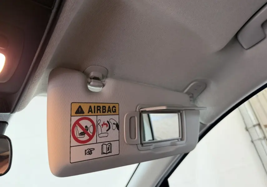 Détail du pare-soleil côté conducteur avec miroir intégré dans l'habitacle blanc d'une Renault Clio Business 2022.