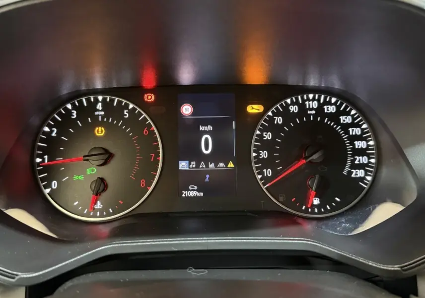 Vue rapprochée du tableau de bord de la Renault Clio Business TCe 100 GPL, affichage digital et compteurs analogiques.