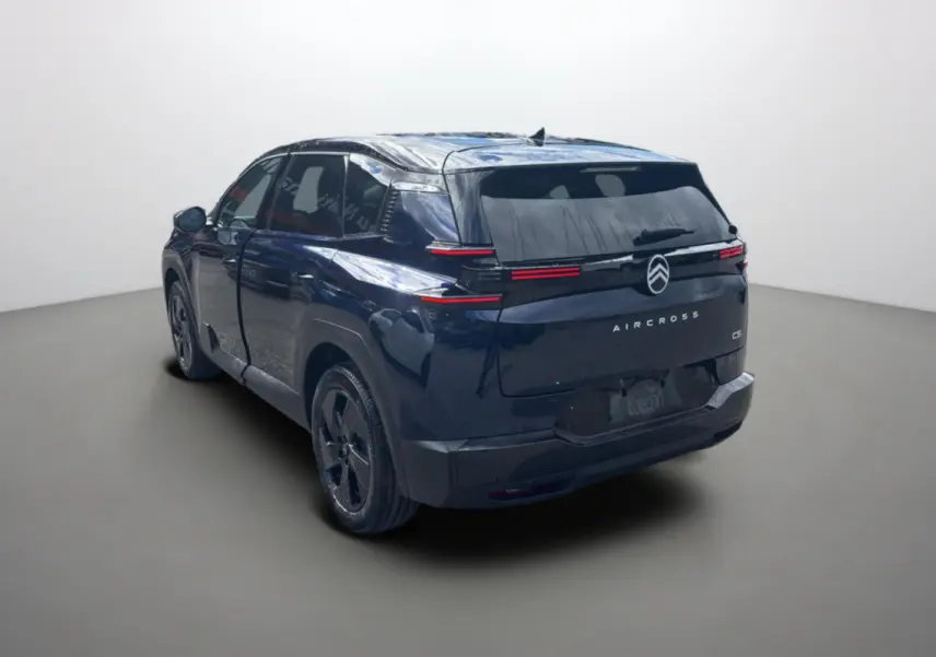 Vue 3/4 arrière gauche du Citroën C5 Aircross New Hybrid 145 bleu eclipse avec toit noir et feux arrière LED distinctifs.