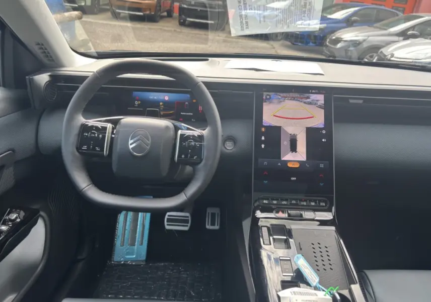 Vue intérieure du tableau de bord et volant cuir multifonctions du Citroën C5 Aircross New Hybrid 2026 avec écran tactile central.