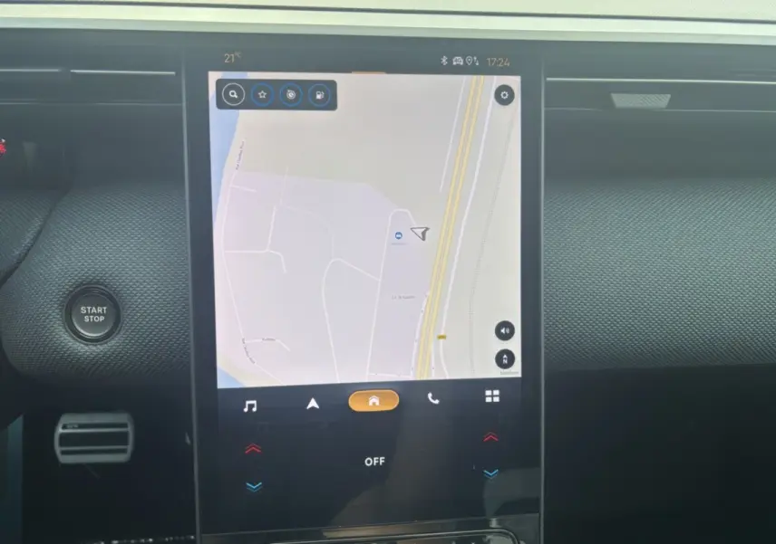 Vue rapprochée de l’écran central tactile du Citroën C5 Aircross New Hybrid 2026 affichant la navigation GPS.