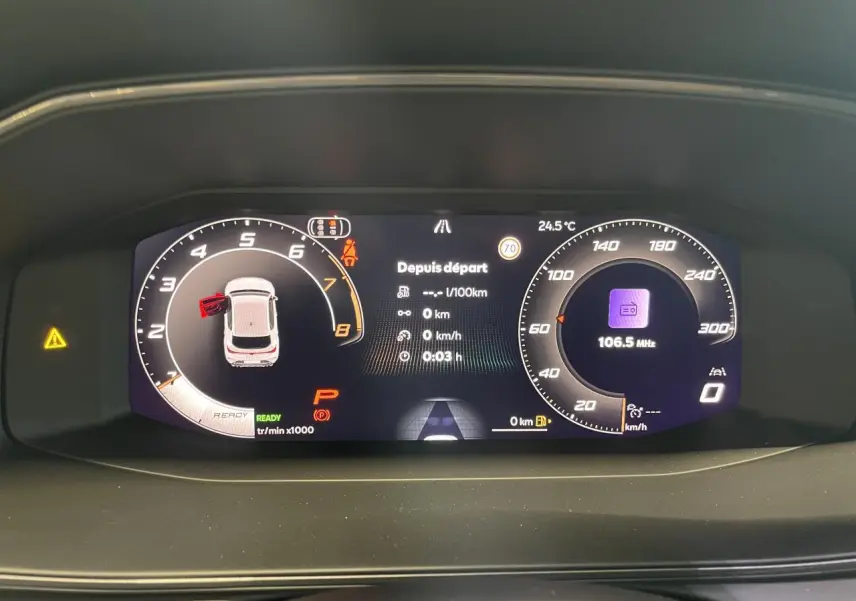 Combiné d'instruments digital couleur de la CUPRA Leon 1.5 eTSI Hybrid affichant vitesse, régime et alertes.