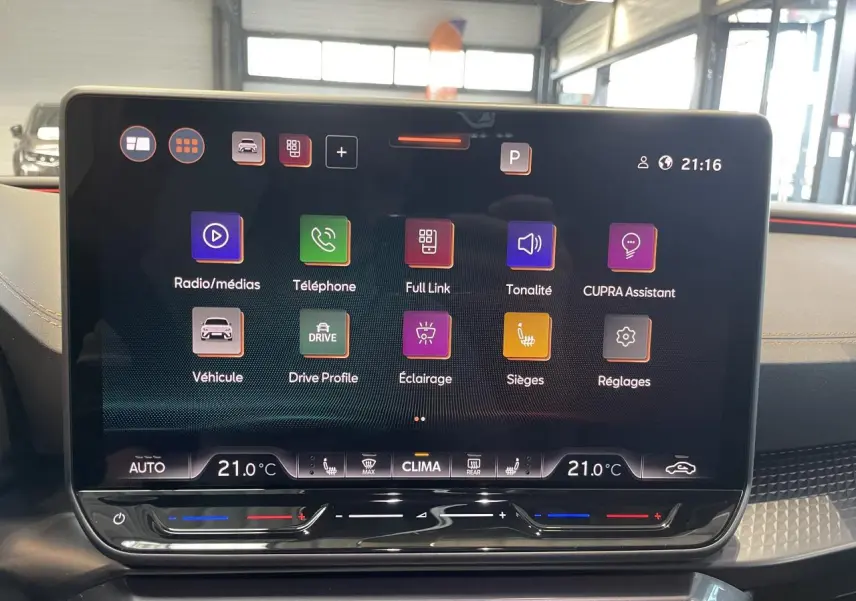 Écran tactile HD 12,9'' du tableau de bord de la CUPRA Leon 2026, affichant les options multimédia et climatisation.