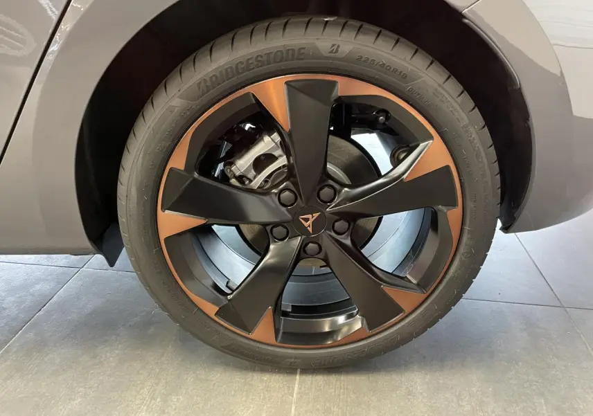 Gros plan sur la jante alliage 18'' cuivrée et noire du CUPRA Leon Gris Graphène, avec logo central distinctif.