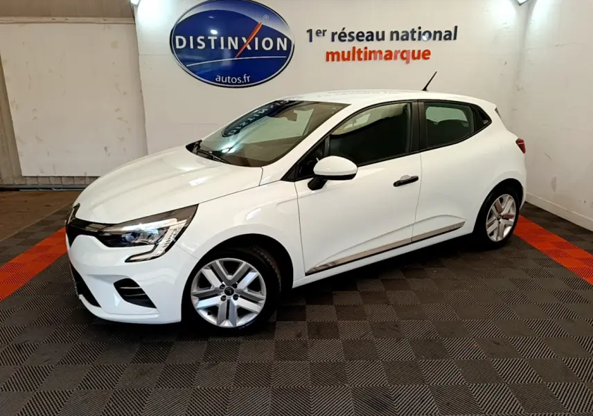 Renault Clio Business blanche vue de côté droit en intérieur, avec jantes alliage et feux LED distinctifs.