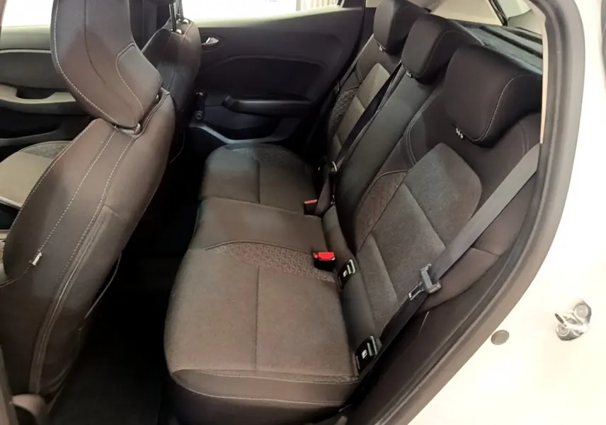 Vue intérieure côté droit sur la banquette arrière grise et noire de la Renault Clio Business blanche de 2021 avec ceinture de sécurité.