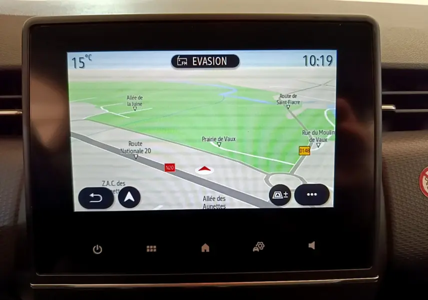 Écran tactile central du tableau de bord de la Renault Clio Business blanc, affichant la navigation GPS en couleur.