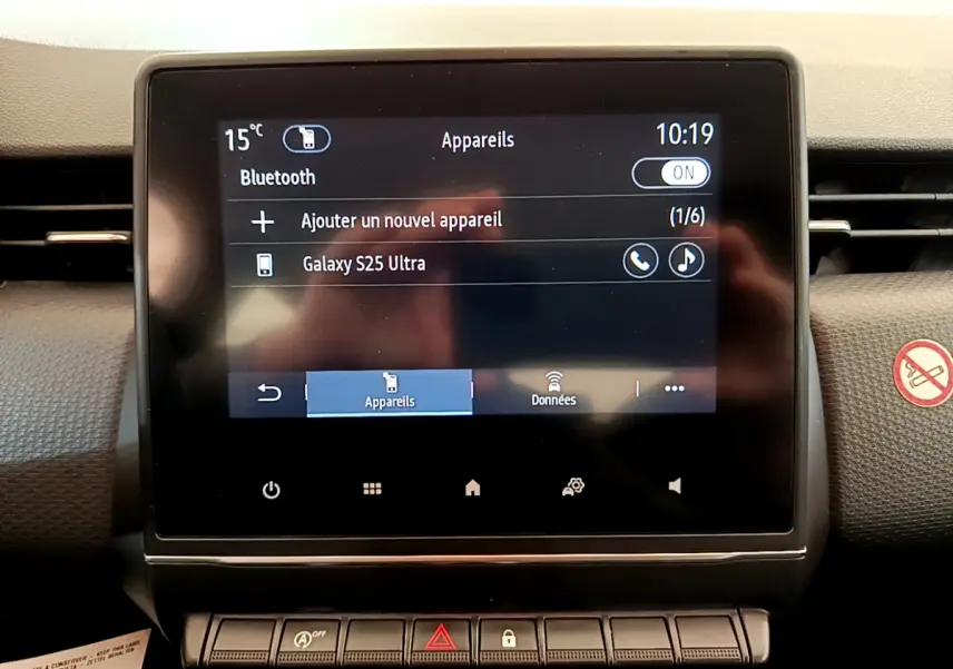Écran tactile central de la Renault Clio Business blanche 2021 affichant la connexion Bluetooth avec un Galaxy S25 Ultra.
