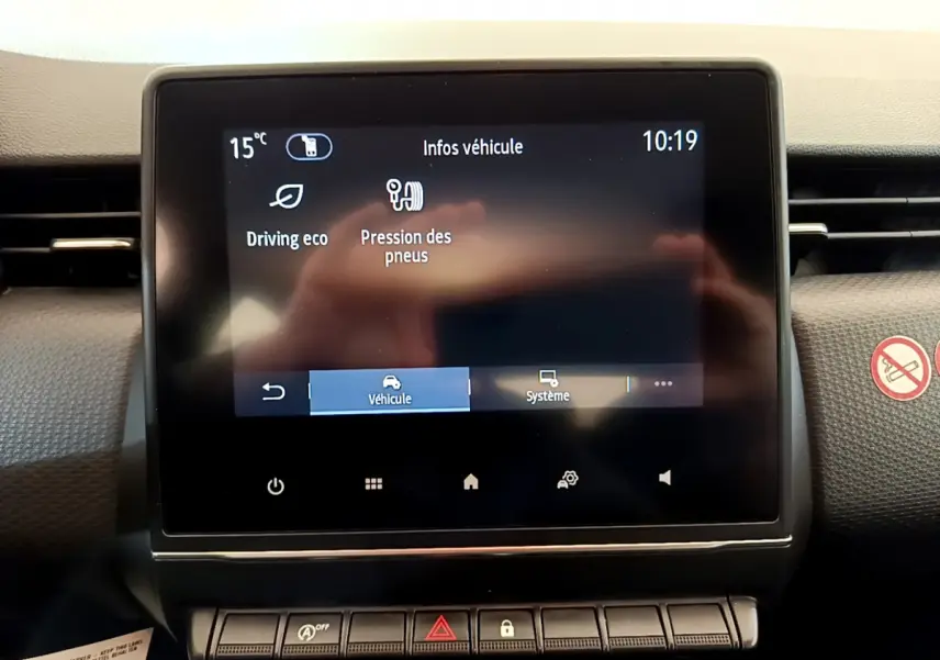 Écran tactile central du tableau de bord de la Renault Clio Business blanche, affichant les infos véhicule.