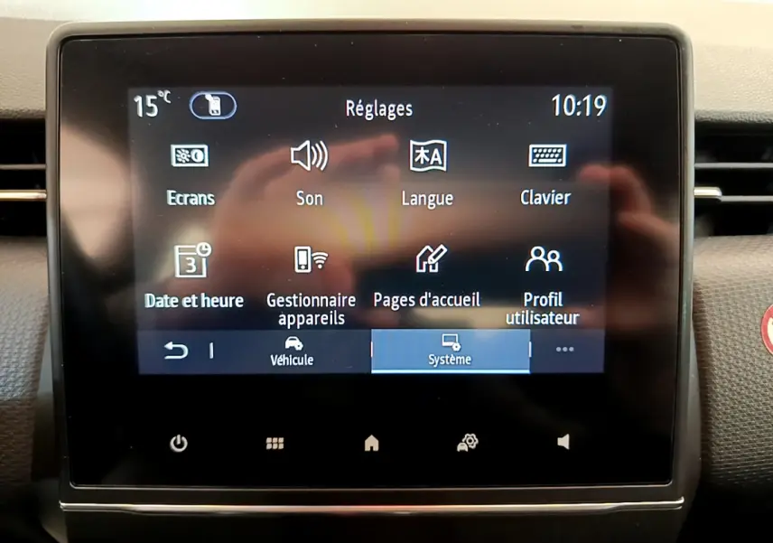 Écran tactile central de la Renault Clio Business blanc 2021 affichant le menu réglages du système multimédia.