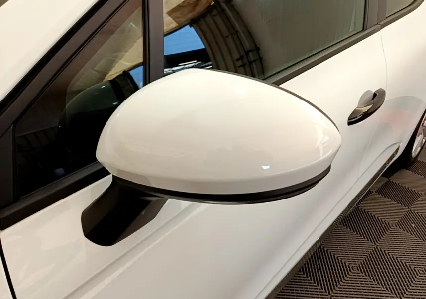 Rétroviseur blanc côté gauche de la Renault Clio Business 2021, vue rapprochée sur la portière et poignée.
