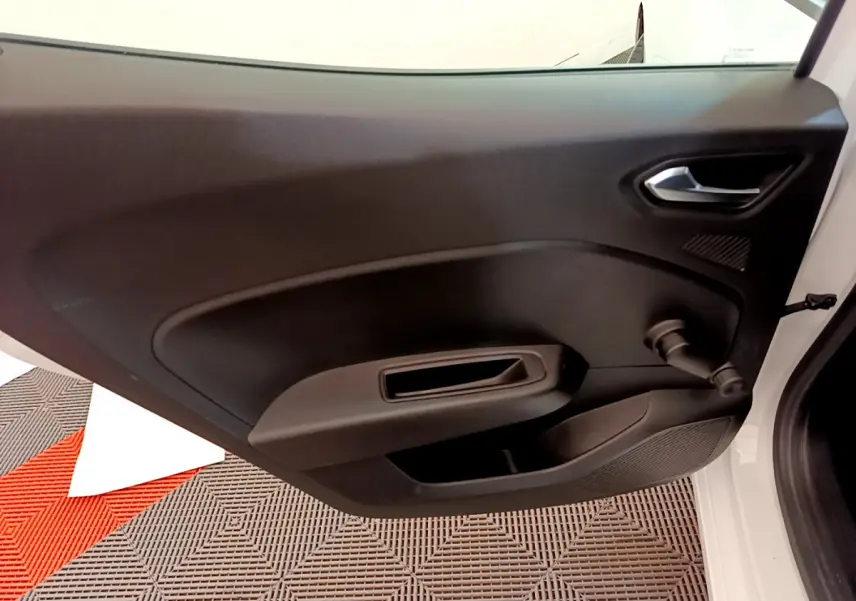 Vue intérieure de la porte avant droite noire d'une Renault Clio Business blanche, avec poignée et manivelle de vitre.