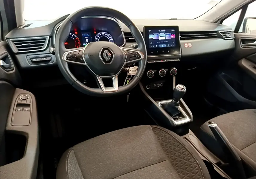 Vue intérieure avant de la Renault Clio Business 2021, tableau de bord noir avec écran tactile et volant cuir multifonctions.