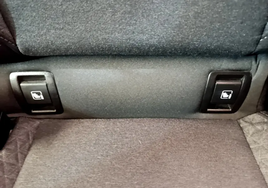 Détail des commandes de rabattement des sièges arrière sur Renault Clio Business blanche de 2021.