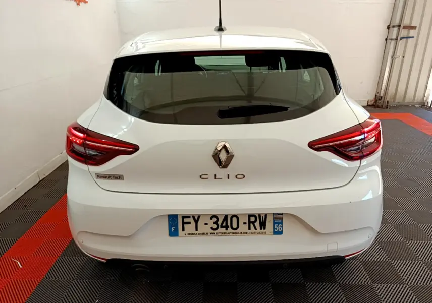 Vue arrière d'une Renault Clio blanche 2021 avec feux LED et plaque d'immatriculation française visible