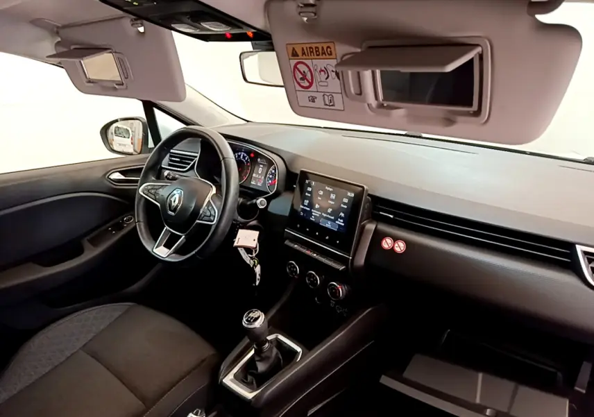 Intérieur Renault Clio Business 2021 vu côté conducteur, volant cuir, écran tactile 7 pouces et boîte manuelle.