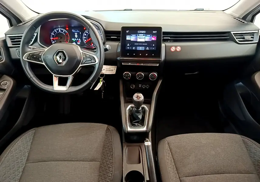 Intérieur Renault Clio Business 2021 vu de face, tableau de bord noir avec écran tactile central et volant cuir multifonctions.