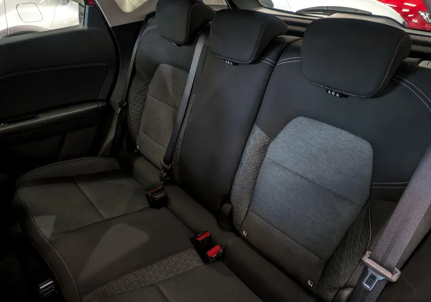 Vue rapprochée des sièges arrière en tissu gris et noir du Renault Captur TCe 90 CH Zen 2023.