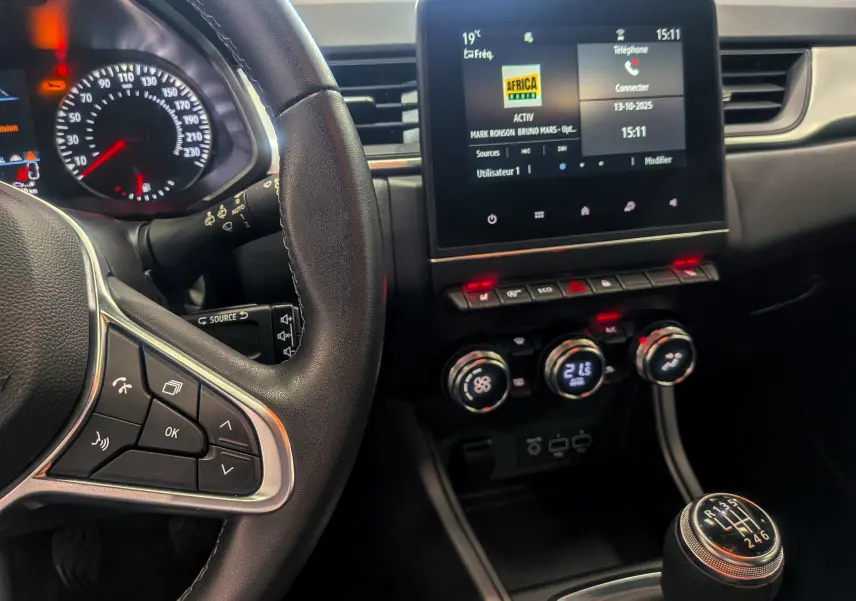 Intérieur du Renault Captur TCe 90 CH Zen 2023, vue du volant et console centrale avec écran tactile et boîte manuelle.