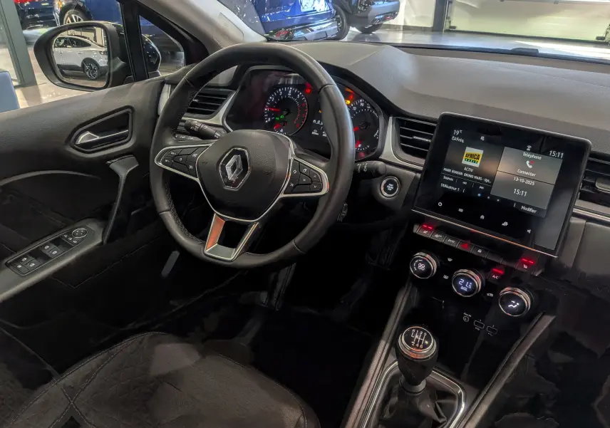 Intérieur du Renault Captur TCe 90 CH Zen 2023, vue du poste de conduite avec volant, tableau de bord et écran tactile.