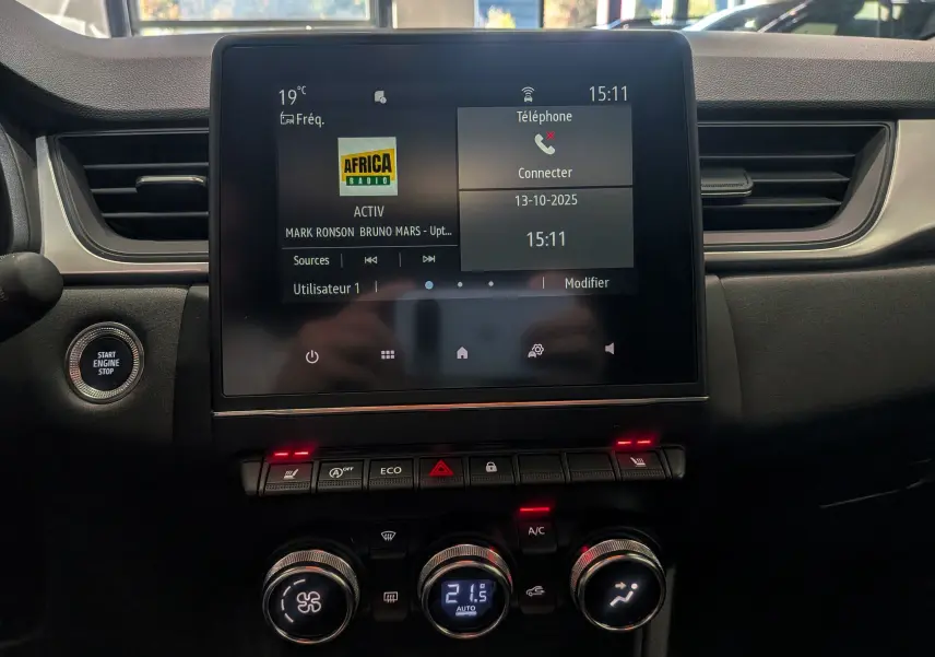 Tableau de bord du Renault Captur TCe 90 CH Zen 2023, affichage multimédia et commandes climatisation en vue frontale.