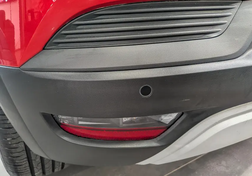 Gros plan sur le feu antibrouillard arrière droit rouge et noir du Renault Captur Rouge Flamme 2023.