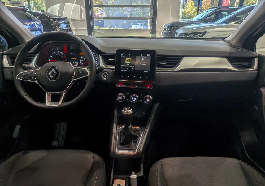 Vue intérieure avant du Renault Captur TCe 90 CH Zen 2023 montrant le volant, tableau de bord et écran tactile central.
