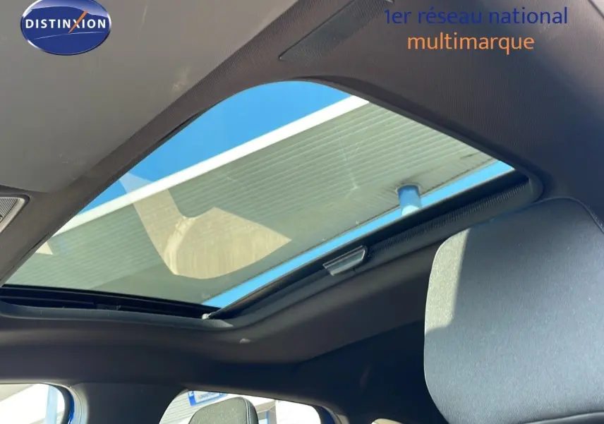 Toit ouvrant panoramique ouvert sur l'intérieur noir du Renault Captur E-Tech hybride 2025, vue côté gauche.