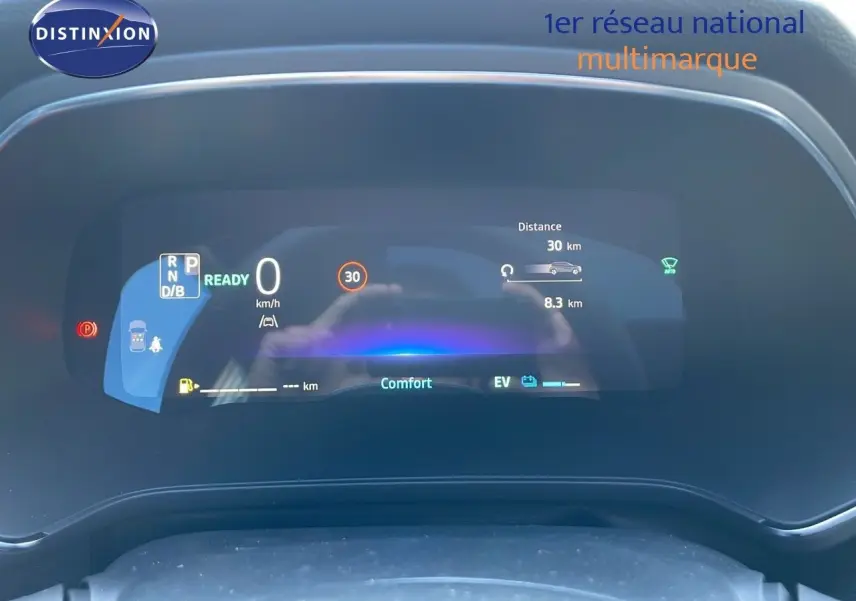 Tableau de bord numérique du Renault Captur E-Tech hybride 2025 affichant la vitesse et l'autonomie en mode confort.