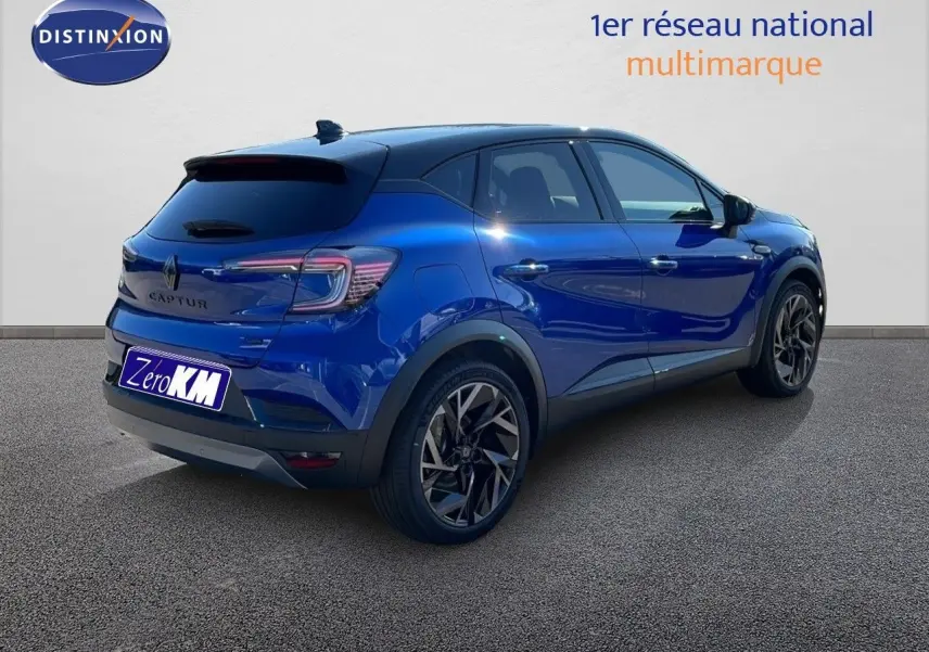 Vue 3/4 arrière droite du Renault Captur E-Tech hybride 2025 bleu Iron Metal avec toit noir et jantes noires.