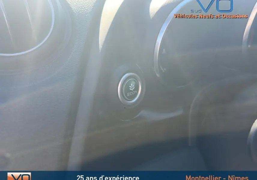 Bouton ECON en gros plan sur le tableau de bord noir d'une Honda Civic 1.6 i-DTEC 120 Elegance 2015.