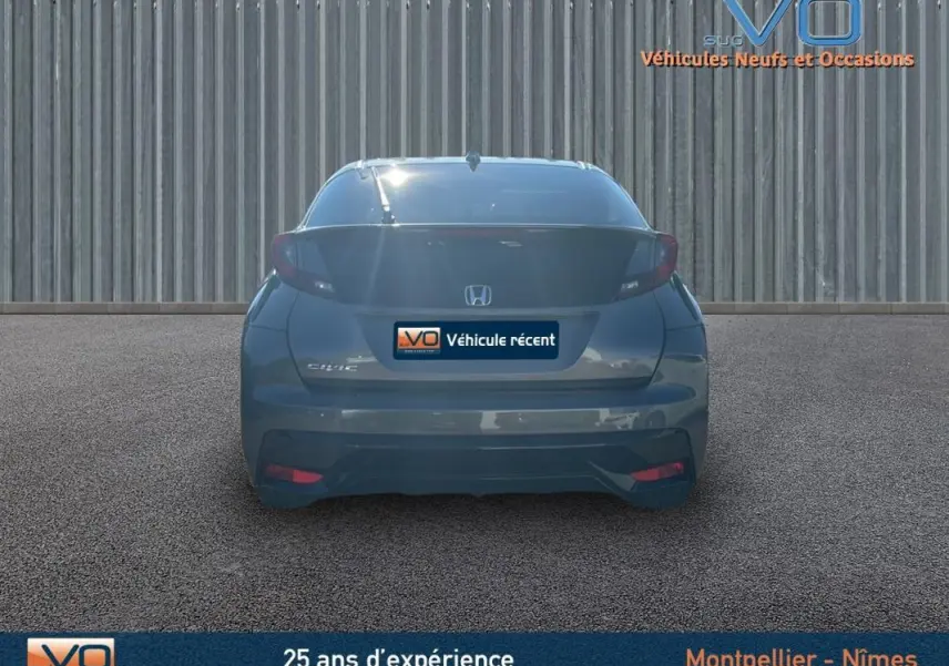 Vue arrière d'une Honda Civic 1.6 i-DTEC gris 2015 avec vitres surteintées et feux arrière caractéristiques.