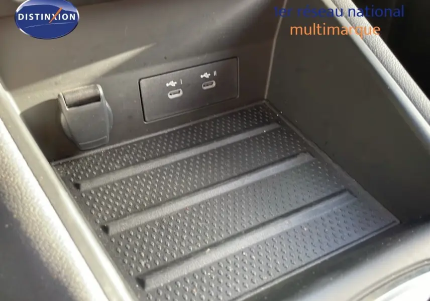 Gros plan sur la console centrale du Renault Symbioz 2025, montrant deux ports USB-C et un espace de rangement noir texturé.