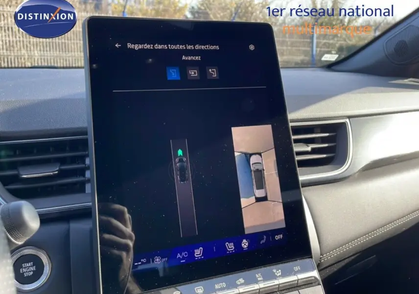 Vue intérieure centrée sur l'écran tactile du tableau de bord du Renault Symbioz gris cassiopée, affichant la caméra 360° et commandes clim.