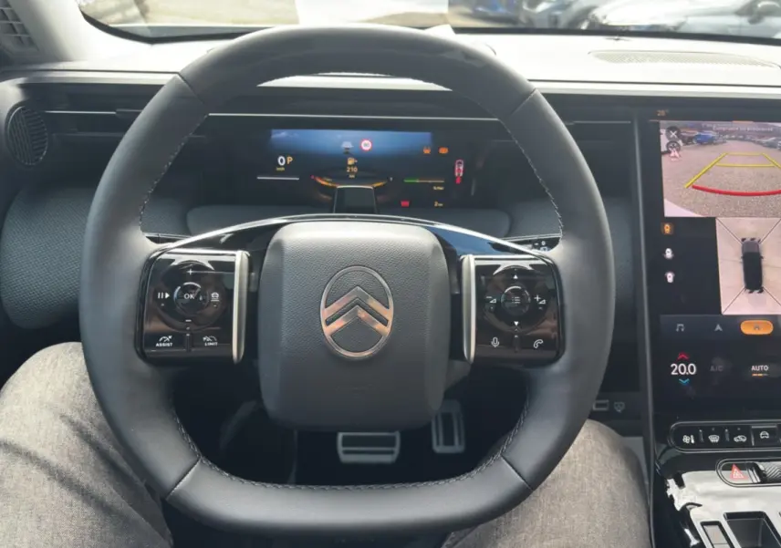 Vue centrée du volant cuir multifonctions du Citroën C5 Aircross New Hybrid 2026 avec affichage numérique et caméra 360° visible.