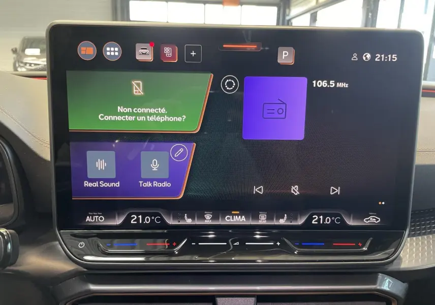 Écran tactile HD 12,9'' du tableau de bord de la CUPRA Leon 2.0 TDI gris Graphène, affichant la radio et la climatisation.