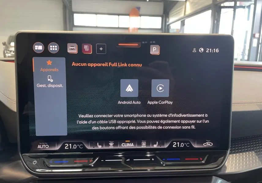 Écran tactile HD 12,9'' du système d'info-divertissement de la CUPRA Leon 2026, intérieur noir avec surpiqûres cuivrées.