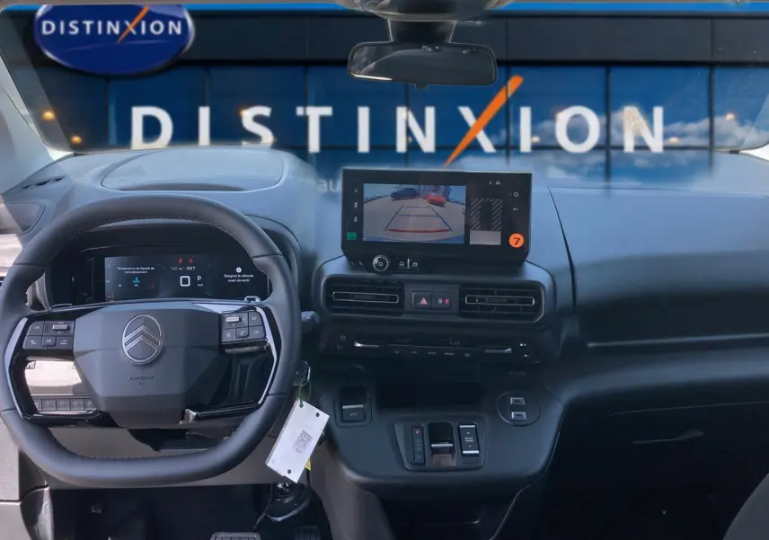 Vue intérieure frontale du tableau de bord noir du Citroën Berlingo 2026 avec écran tactile et volant multifonction cuir.