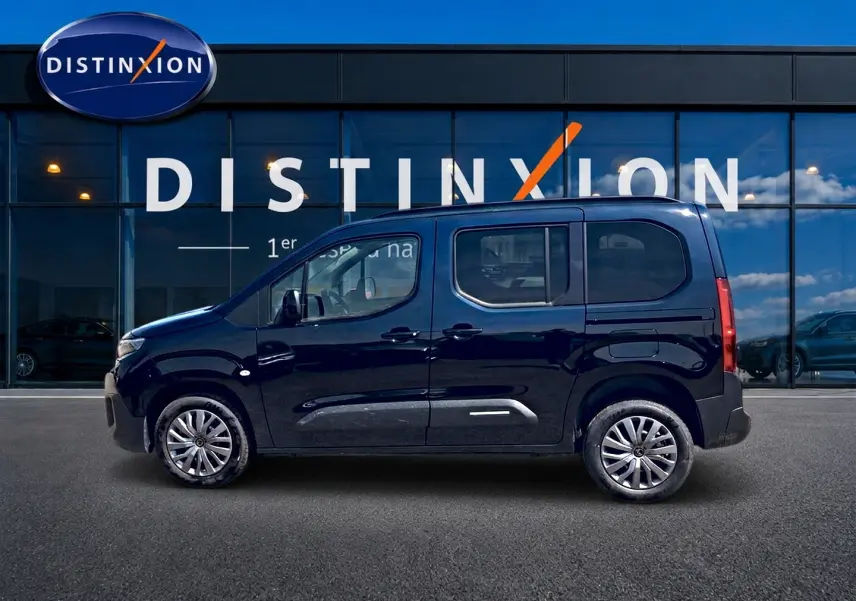 Vue de profil côté gauche du Citroën Berlingo noir 2026 avec jantes alu et porte latérale arrière visible.